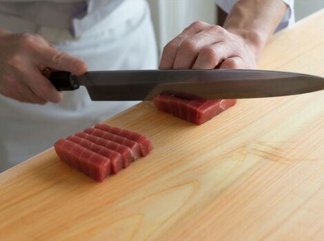 刺身を切るスタッフ