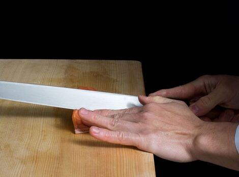 サーモンを切る寿司職人