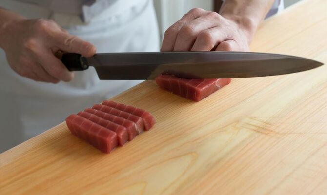 刺身を切るスタッフ